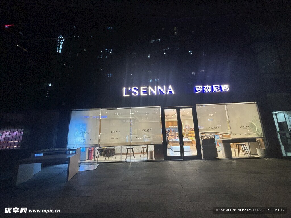 夜晚中的CENNA时尚店铺