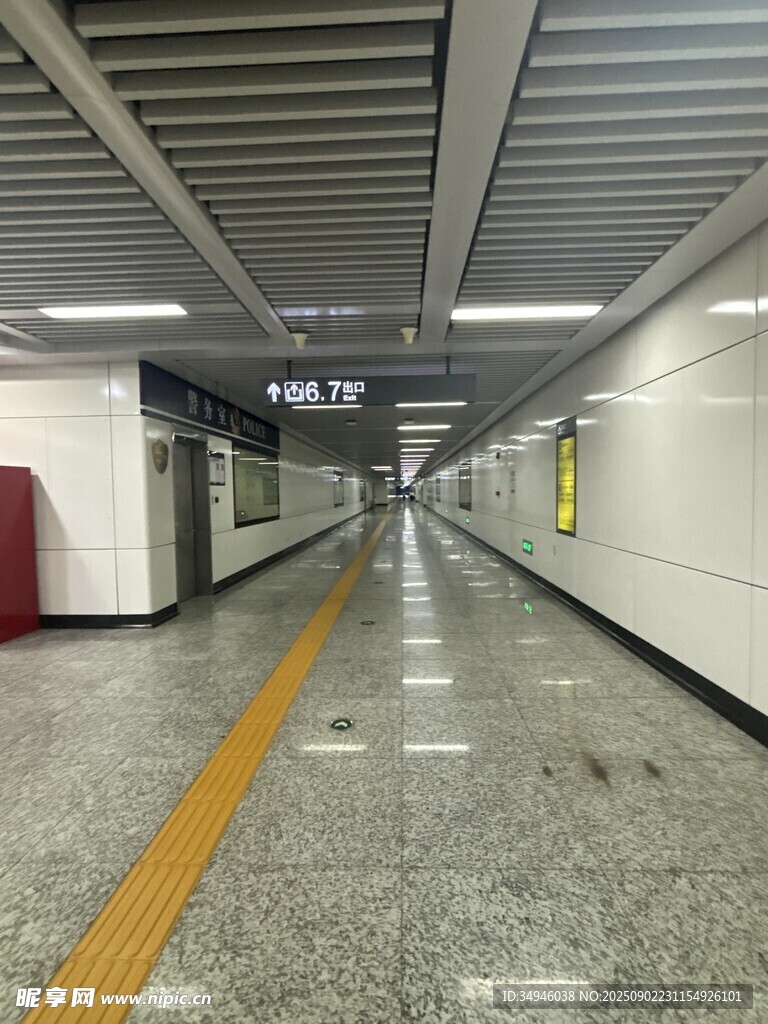 空旷地铁站通道