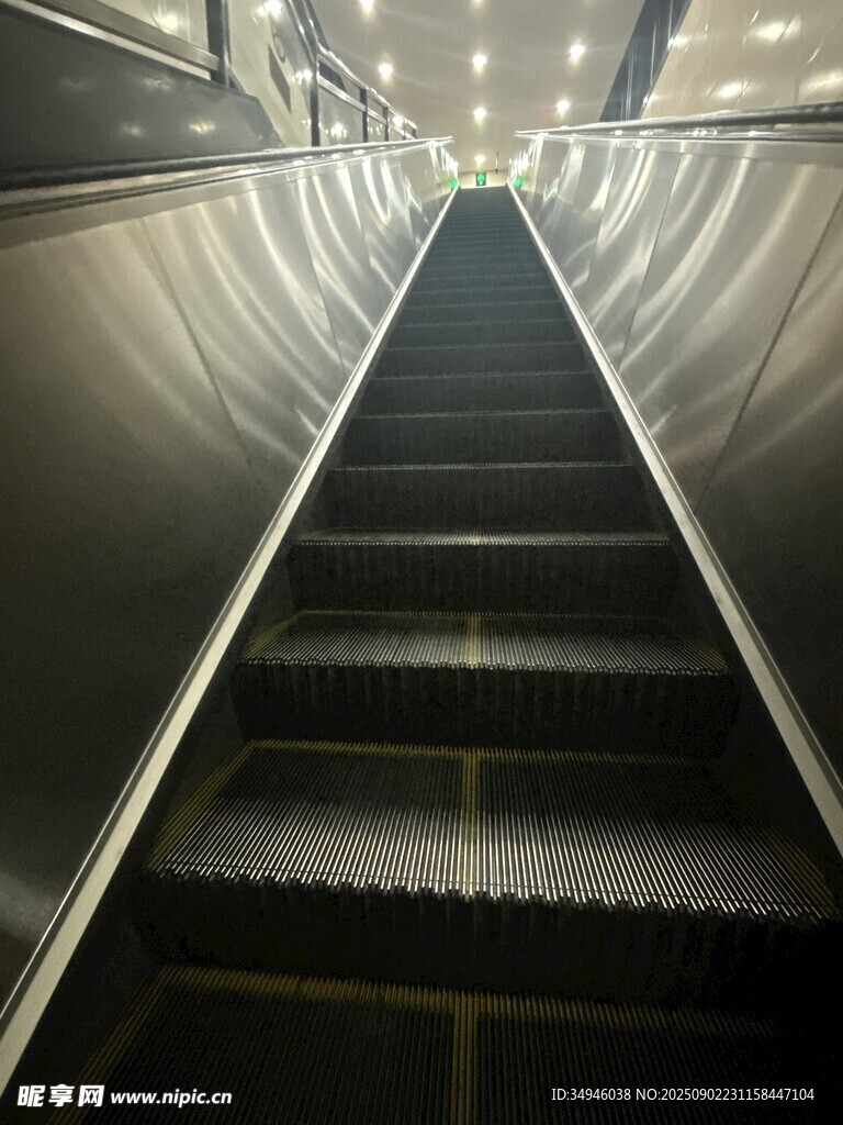 自动扶梯内部视角特写