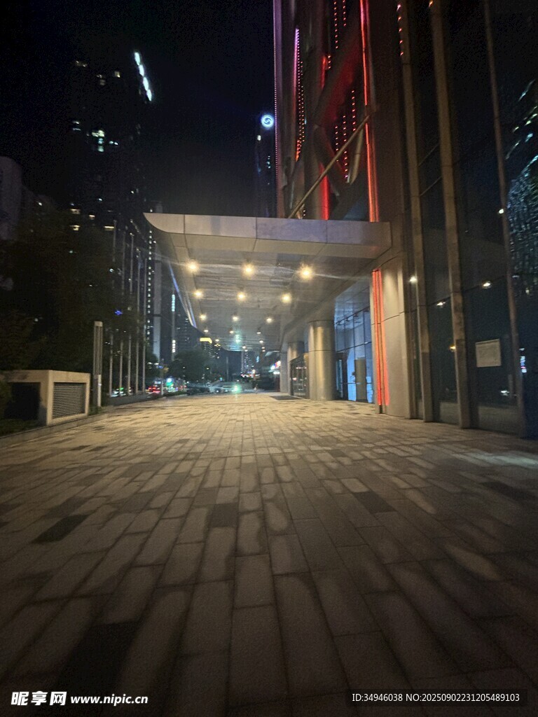 夜晚城市街道的明亮入口