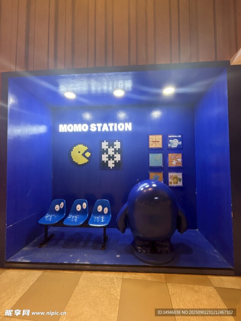 蓝色展示空间内的科技展品