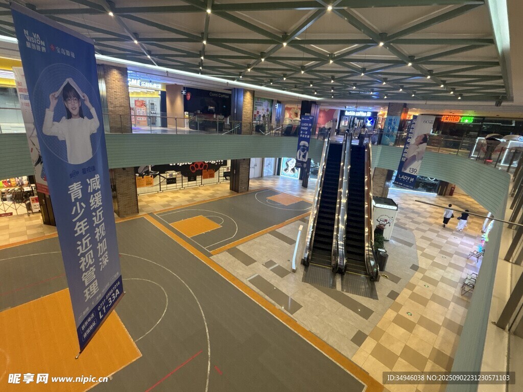 室内展览空间展示多样展品