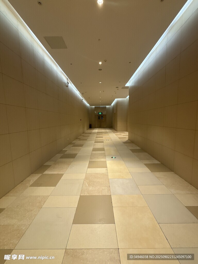 现代风格地下通道走廊