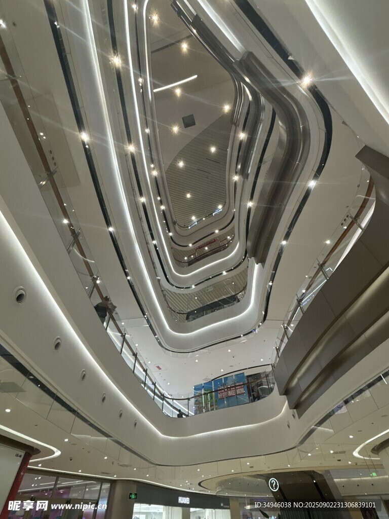 商场内部华丽天花板设计