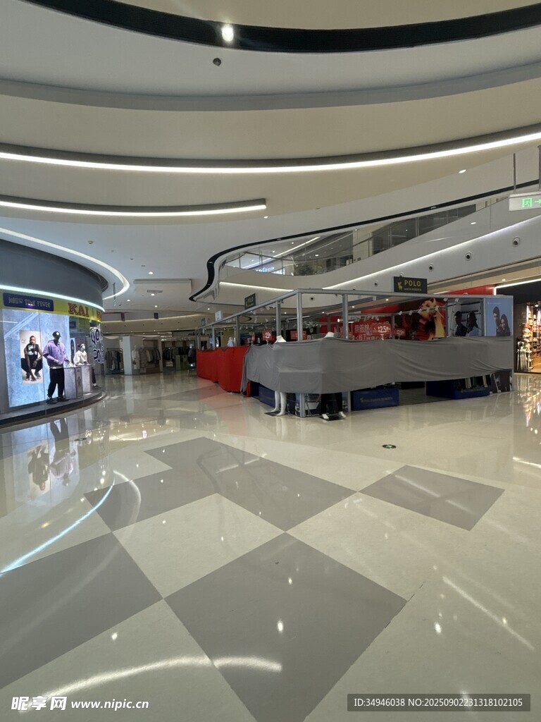 现代商场室内宽敞空间