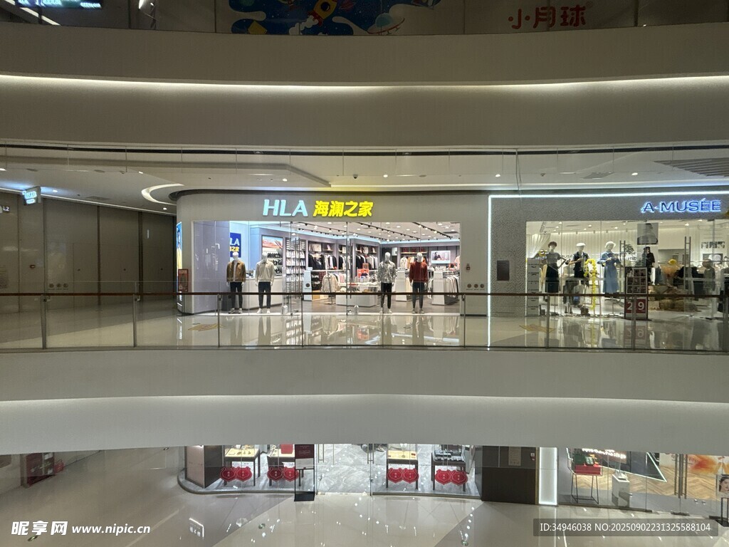 商场内部热闹场景