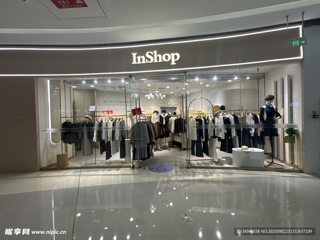 时尚服装店店内陈列展示
