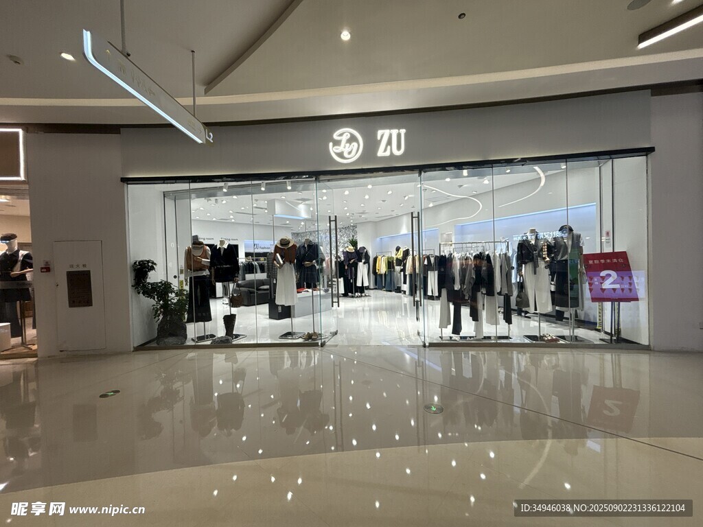 商场内热闹的店铺场景