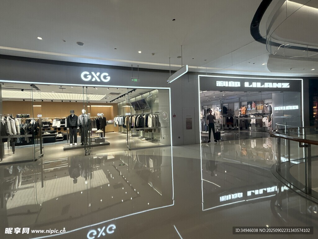 商场内的QDA时尚店铺