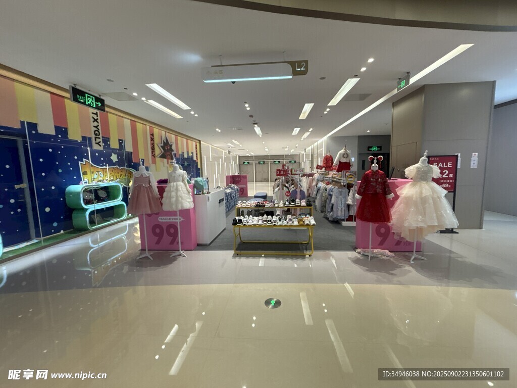 时尚童装店内景展示