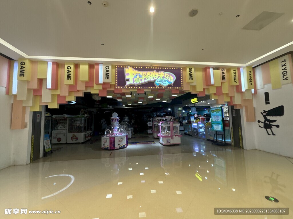 商场内的多彩装饰空间