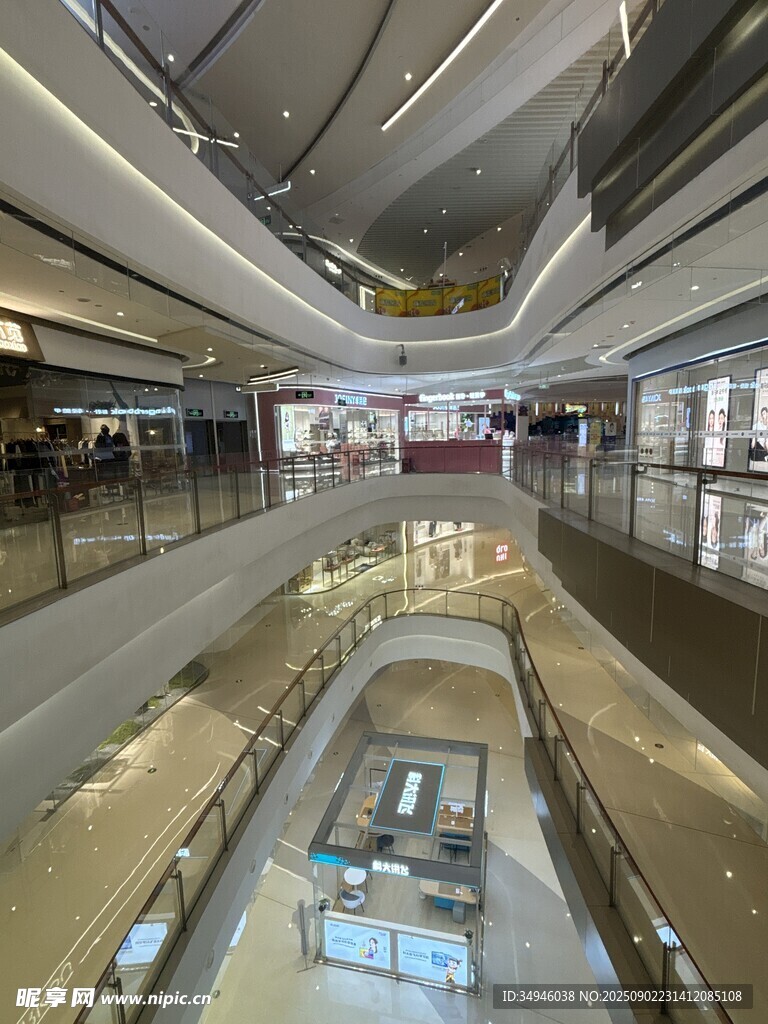 现代商场内部宽敞空间