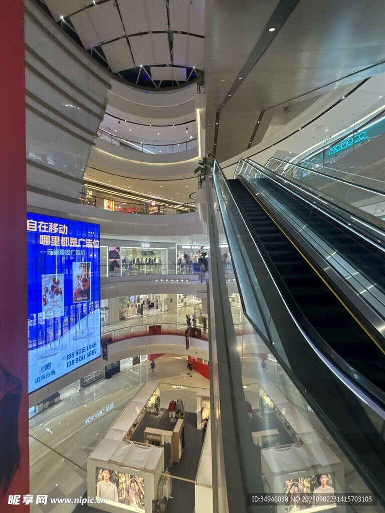 商场内的自动扶梯场景