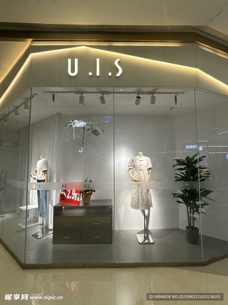 时尚女装品牌橱窗展示