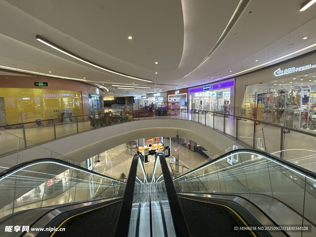 商场内自动扶梯场景