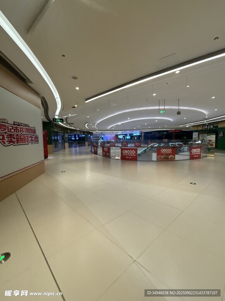 空旷的商场室内空间