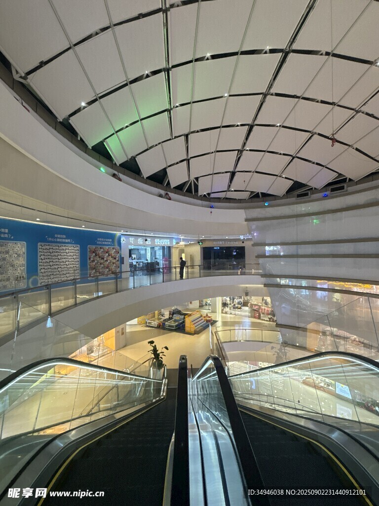 商场内的自动扶梯场景
