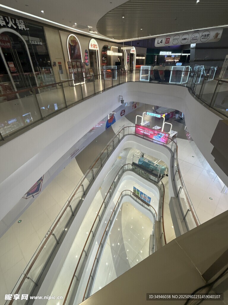 商场内部自动扶梯景观