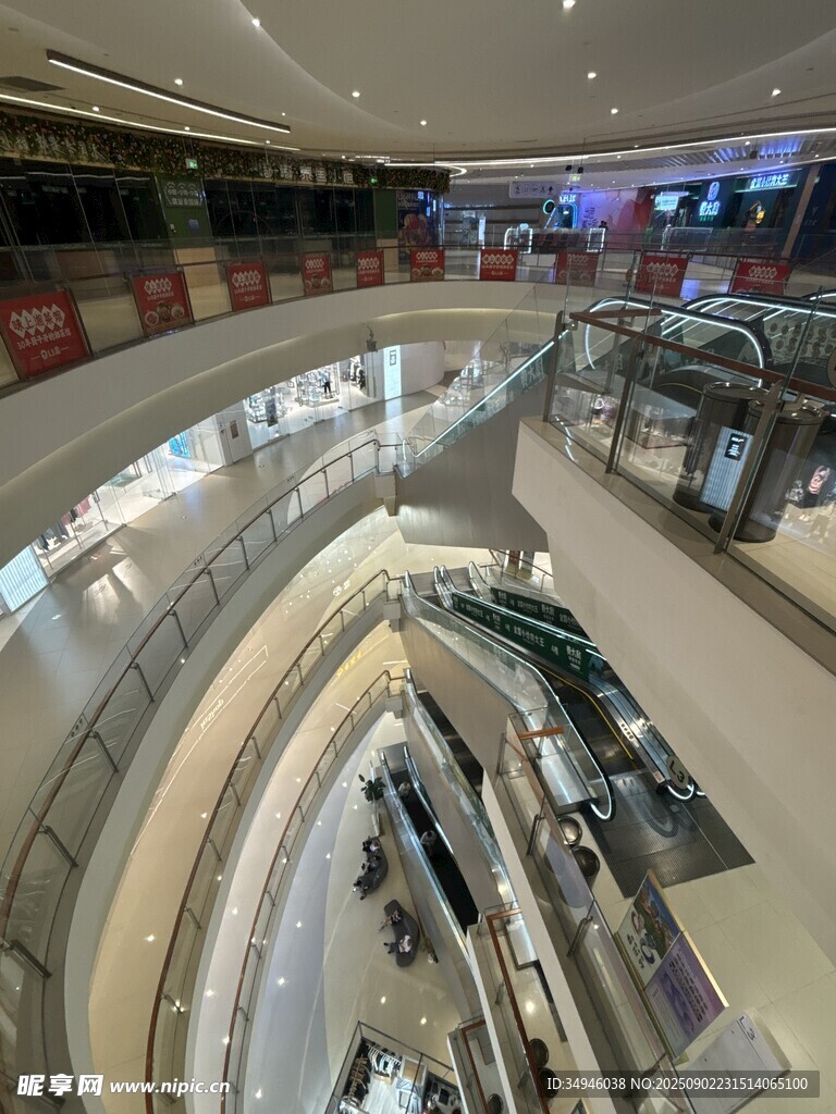 商场内部扶梯及店铺景观