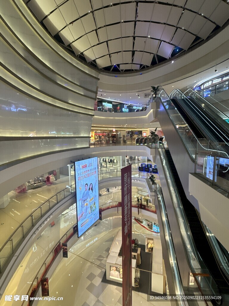 现代商场内的自动扶梯景观