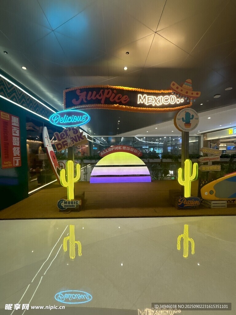未来感霓虹街道游戏场景