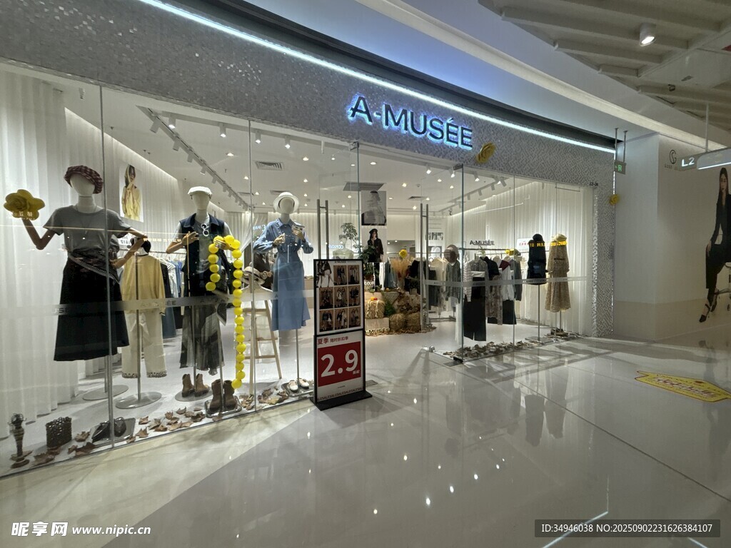 时尚服装店内部陈列展示