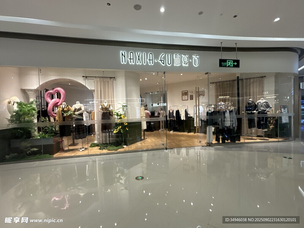 商场内的精致女装店铺