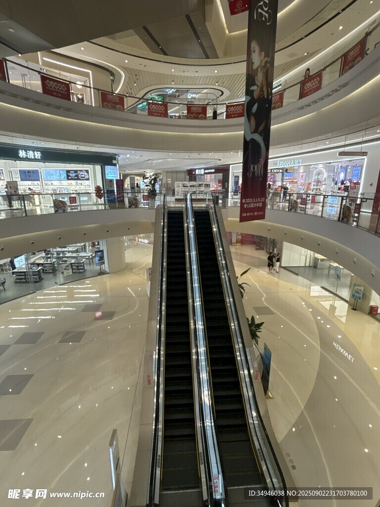 商场内的自动扶梯景观