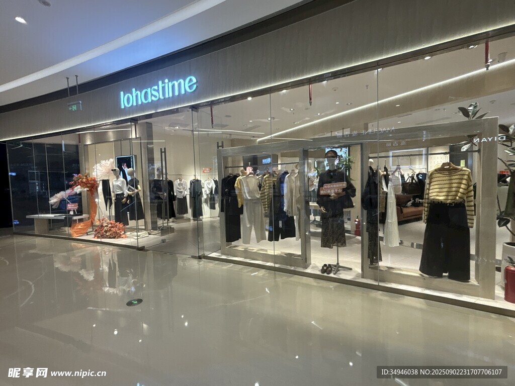 时尚服装店展示多样服饰