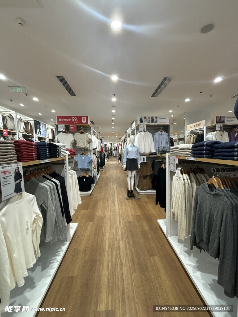 宽敞整洁的服装店内景