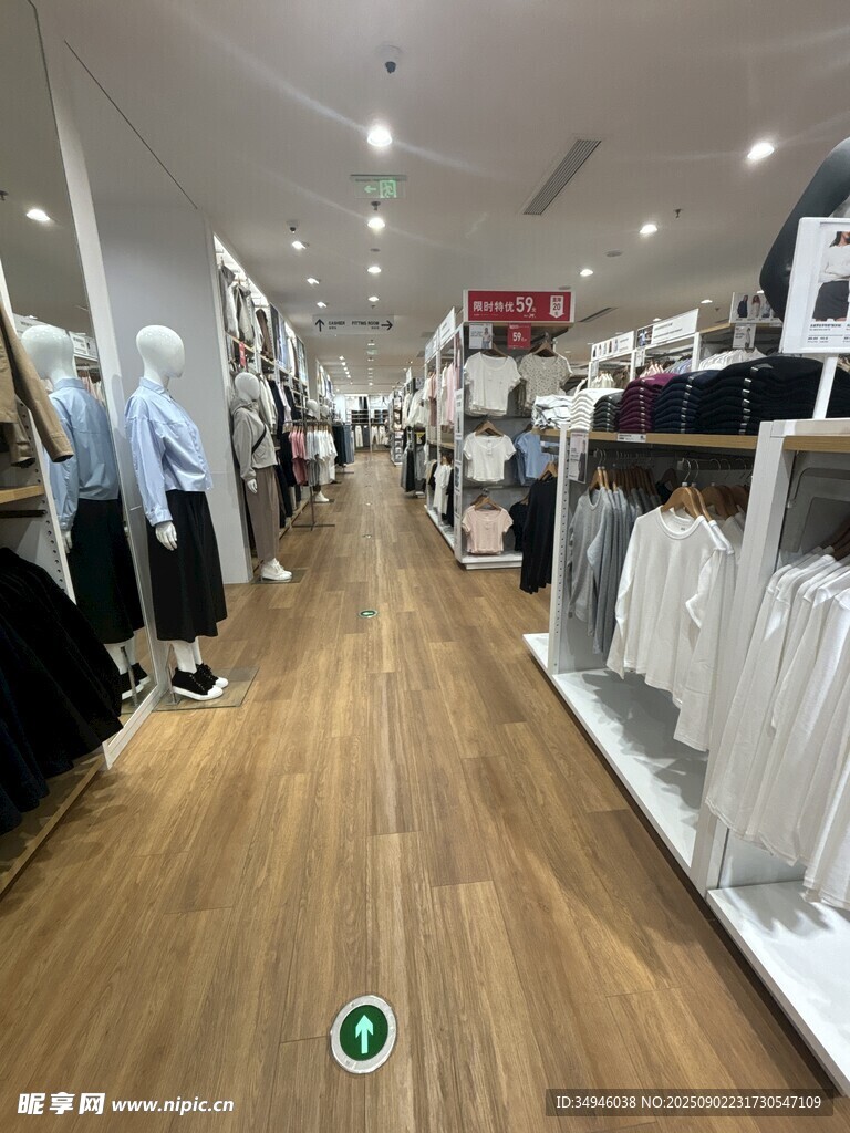 宽敞明亮的服装店内景