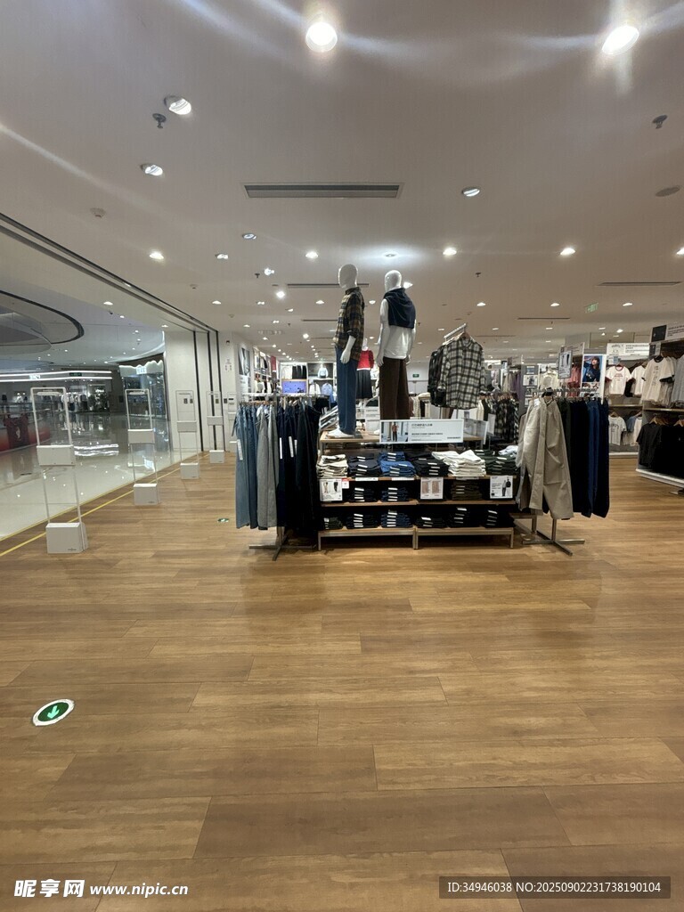 现代时尚的室内商业空间