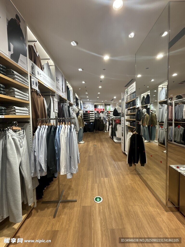 时尚服装店内部陈列场景