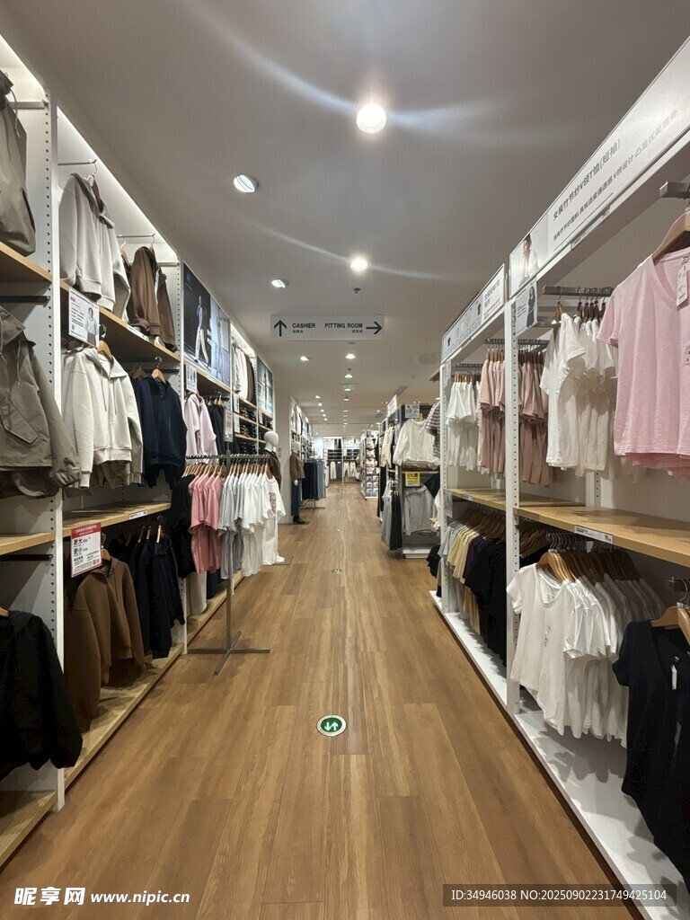 时尚服装店内部陈列展示