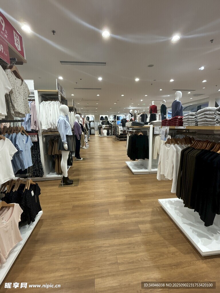 时尚服装店内部陈列展示