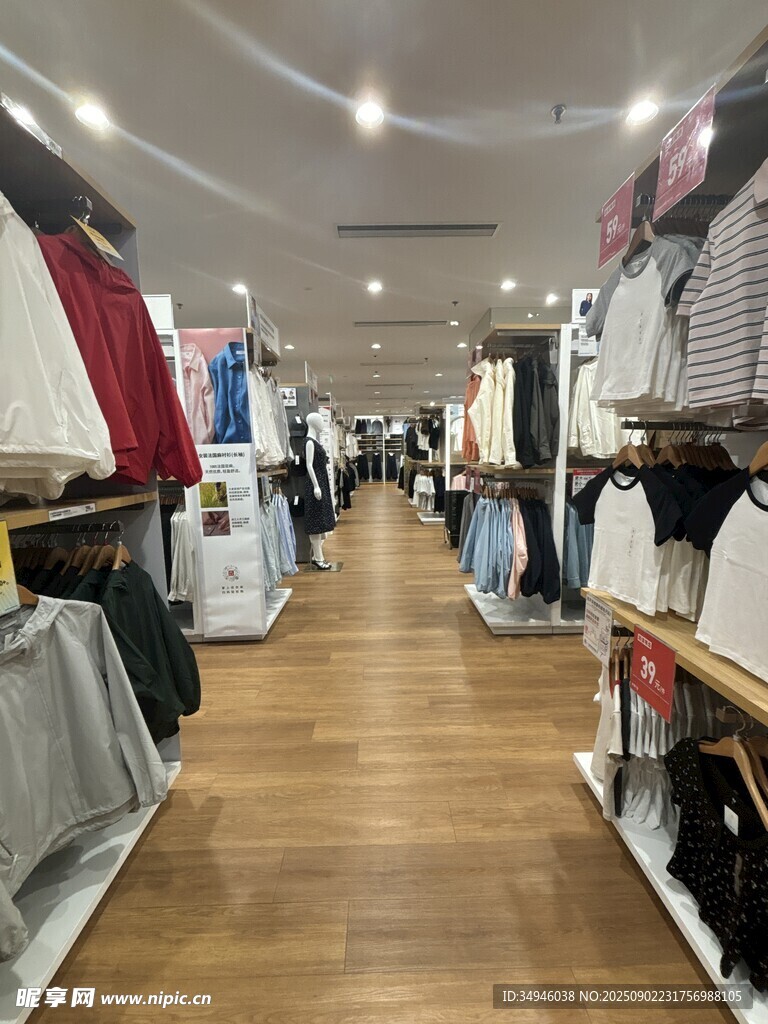 时尚服装店内部陈列展示