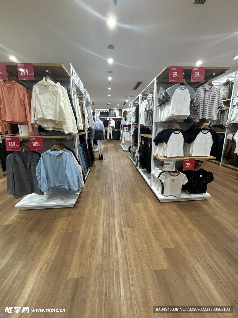 时尚服装店内部陈列展示