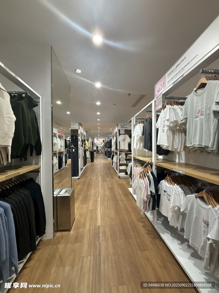 宽敞整洁的服装店内景