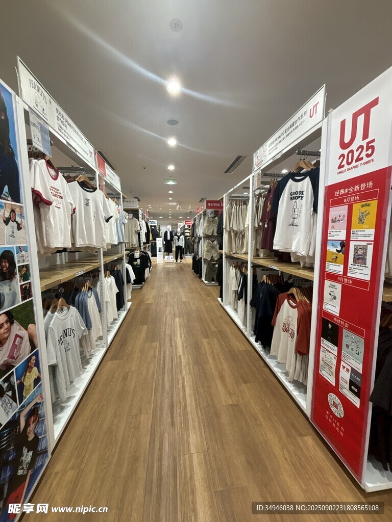 时尚服装店内部陈列展示