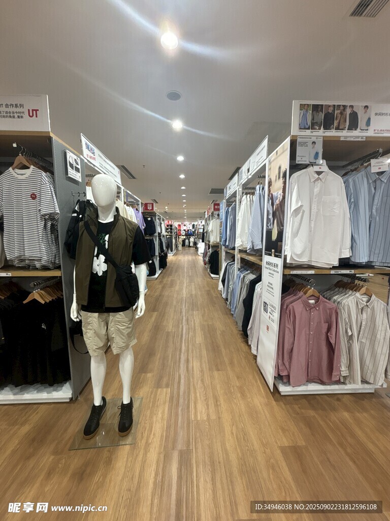 时尚服装店内部陈列展示