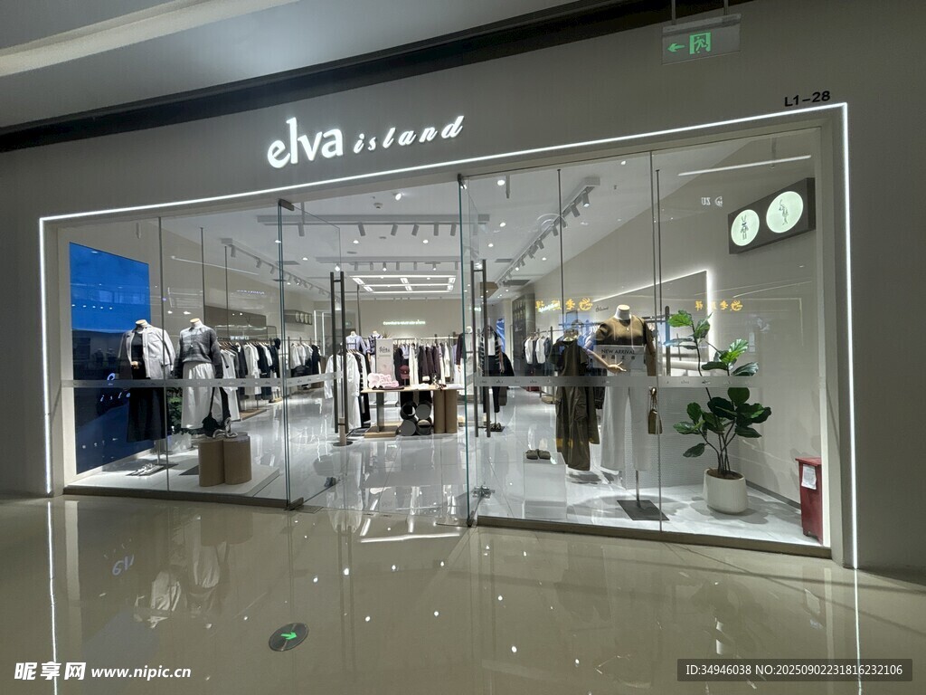 时尚品牌服装店店内景象