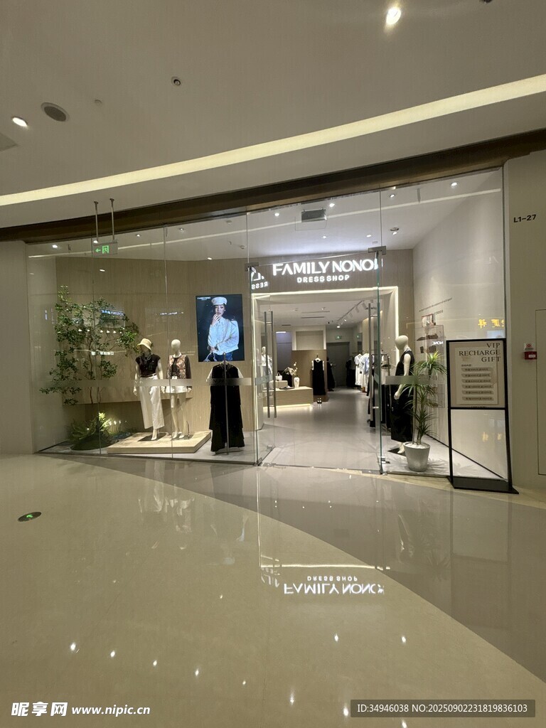 商场内时尚店铺展示区