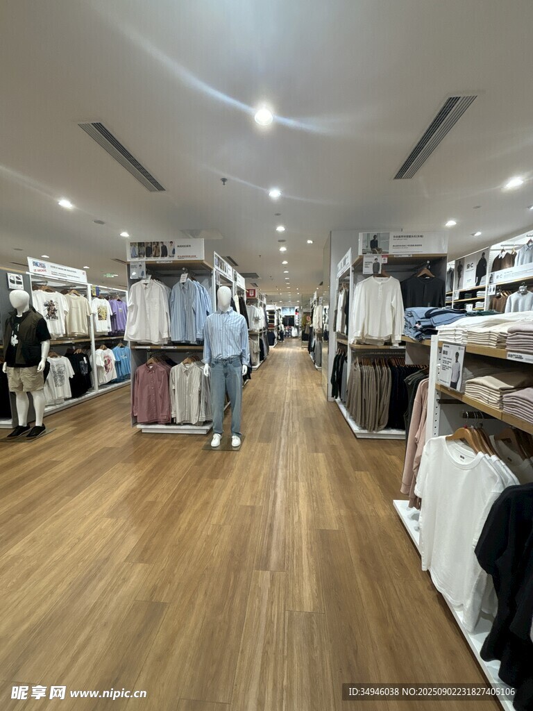 宽敞明亮的服装店内景