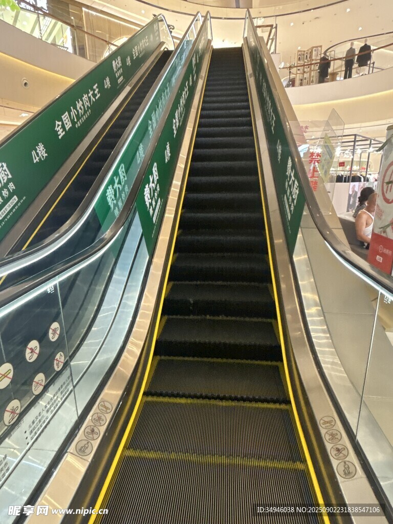 商场内的自动扶梯