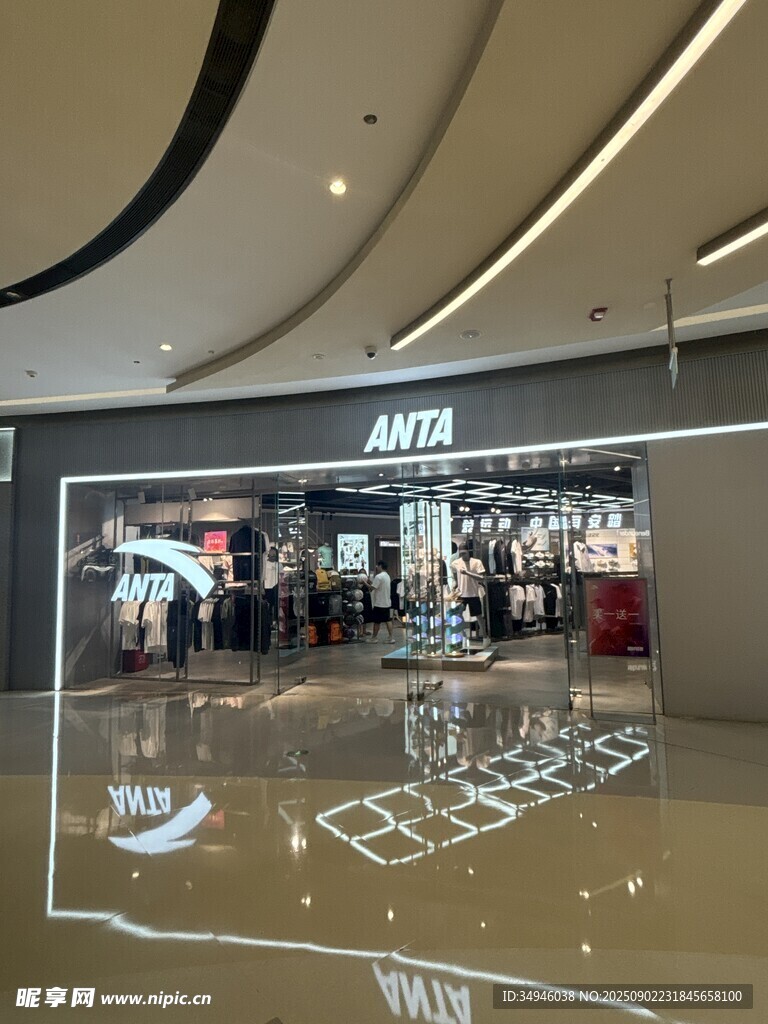 商场内时尚鞋类展示区