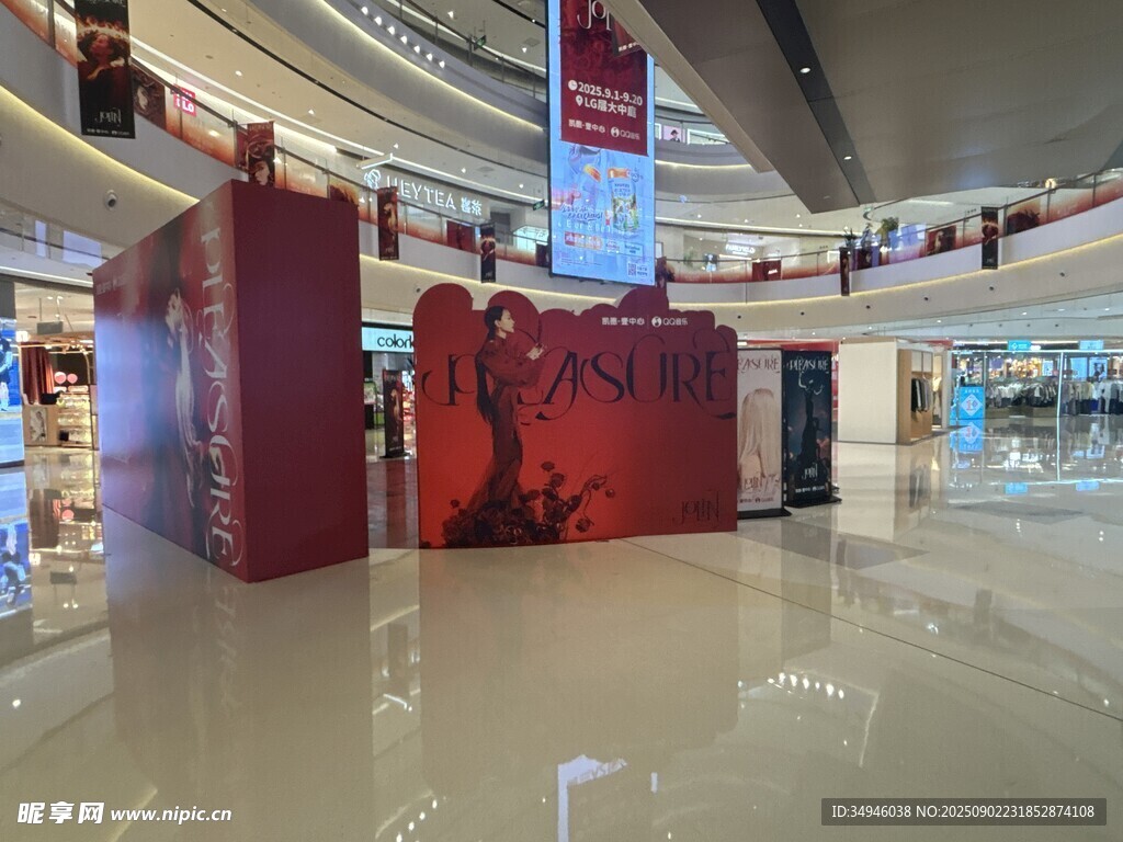 商场内的红色展示区域