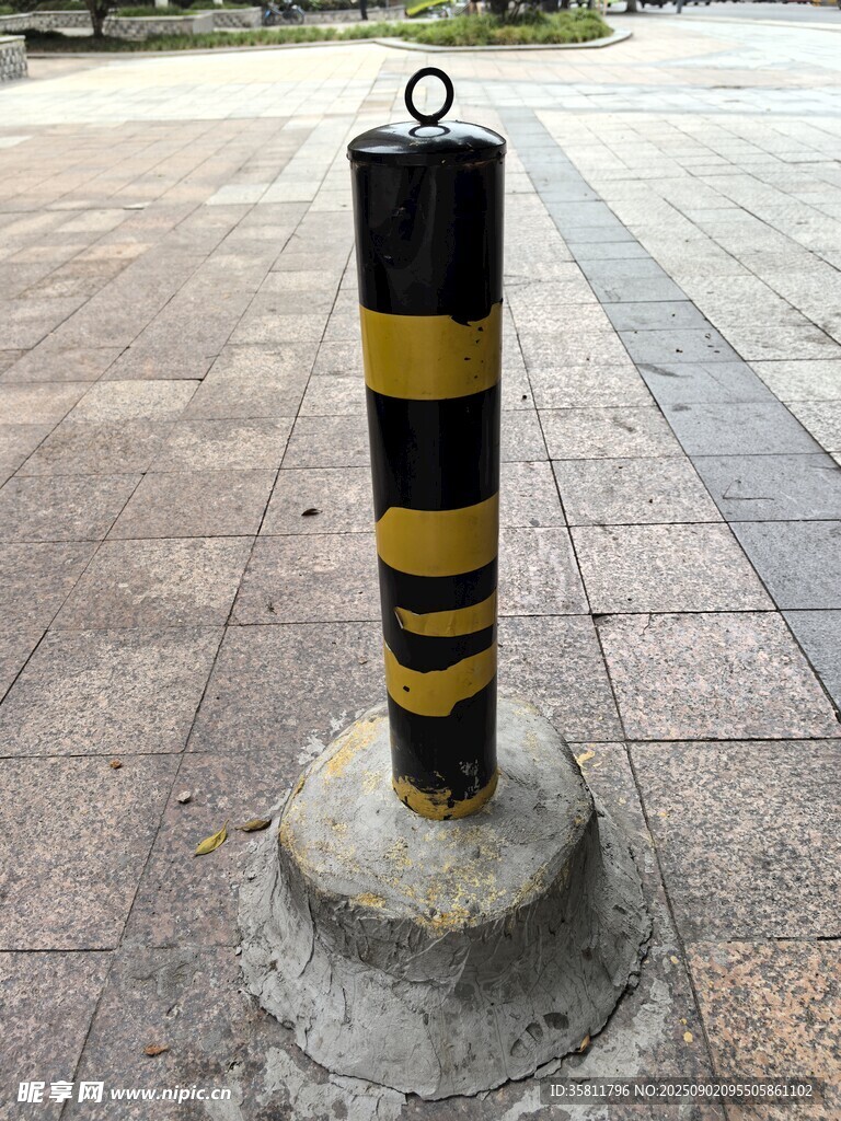 黑黄条纹警示柱