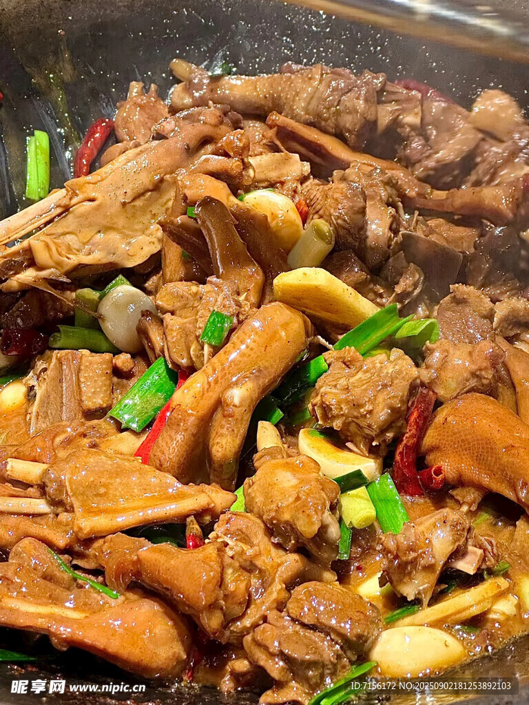 东北炖大鹅美味香辣干锅食材丰富