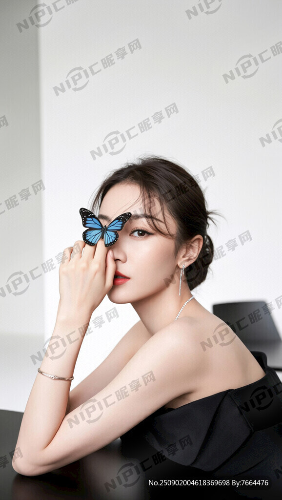 现代美女 右眼蝴蝶发饰遮住