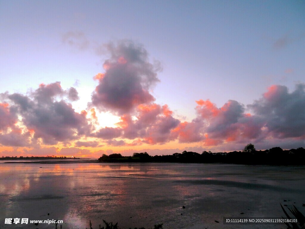 夕阳下的海滨风光